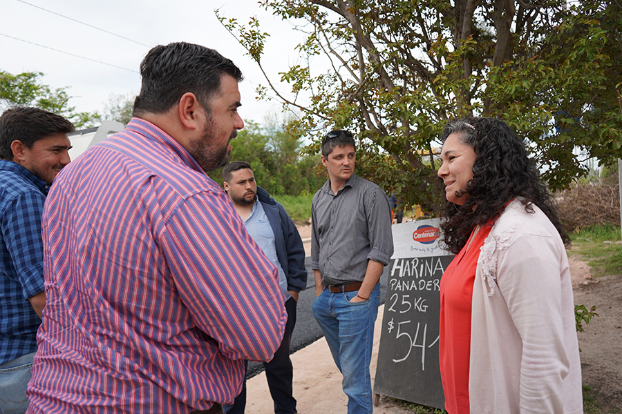 Intendente dialogando junto a vecina del barrio