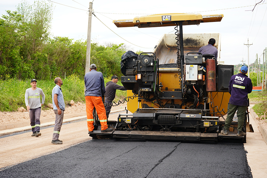 Personal trabajando en la obra