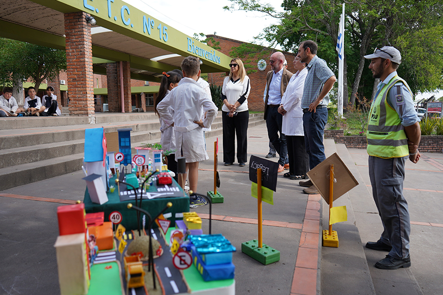 Autoridades de Tránsito junto a alumnos de la escuela