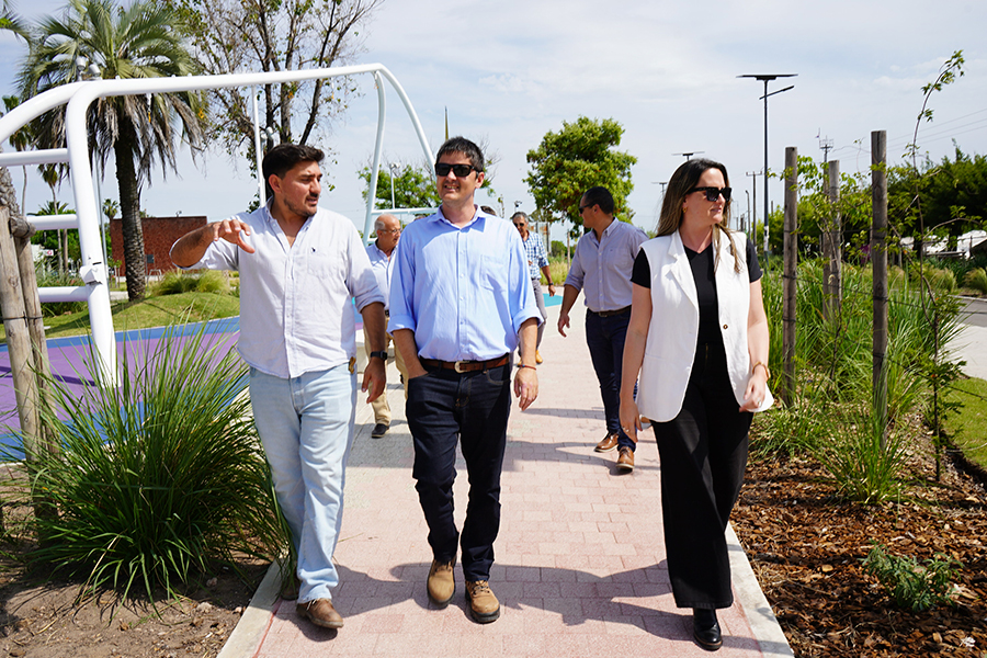 Equipo recorriendo obras