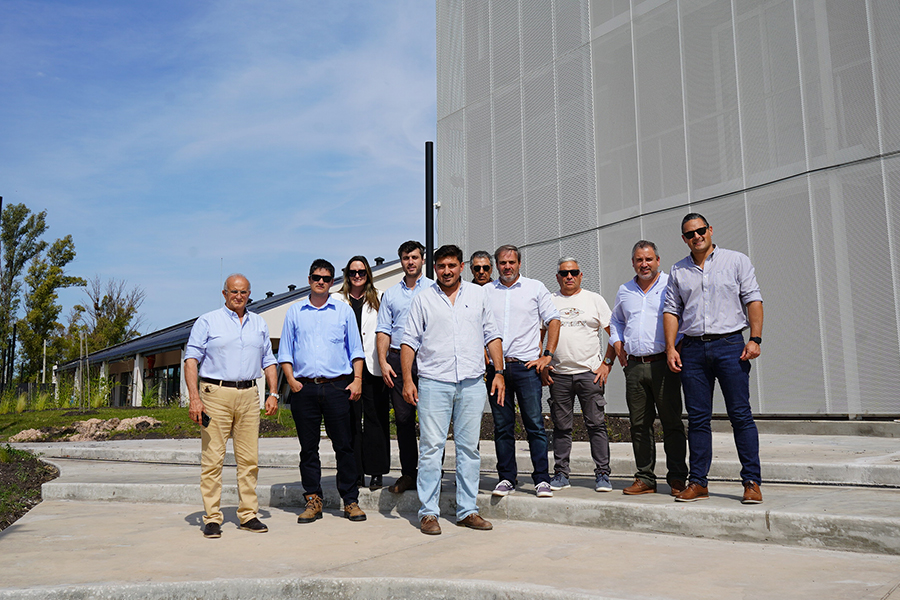 Equipo recorriendo obras
