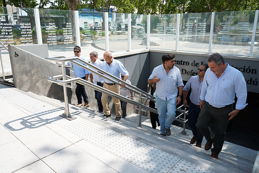 Equipo recorriendo obras