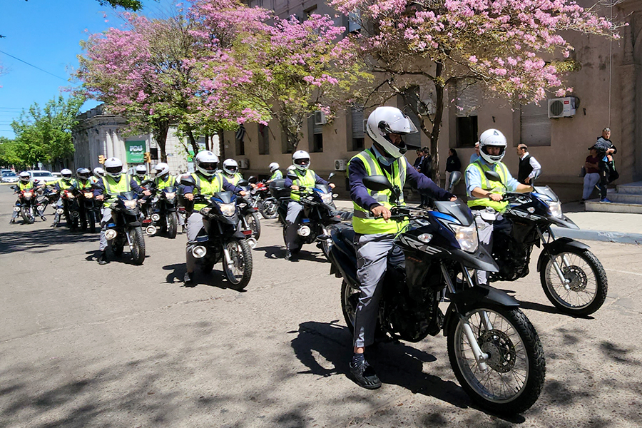 Inspectores recorriendo calles en nuevas motos