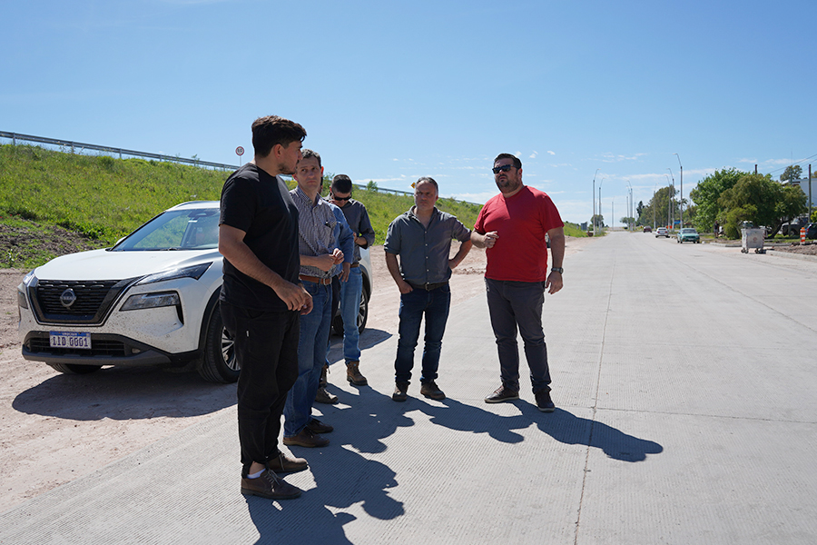 Intendente recorriendo obras
