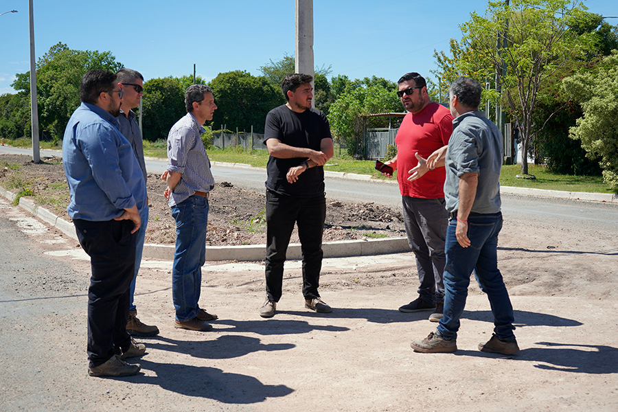 Intendente recorriendo obras