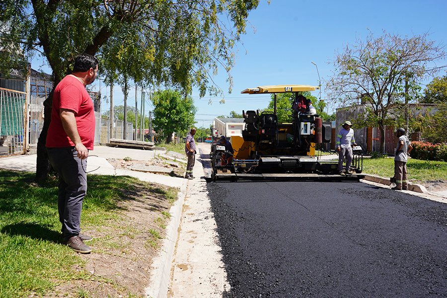 Intendente recorriendo obras