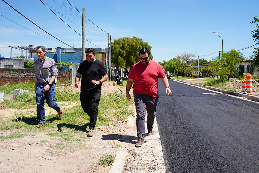 Intendente recorriendo obras