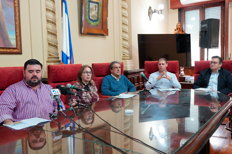 Intendente y autoridades presentes