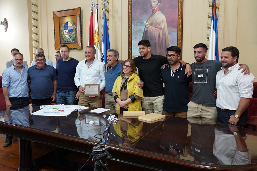 Intendente junto a integrantes del Paysandú Fútbol Club