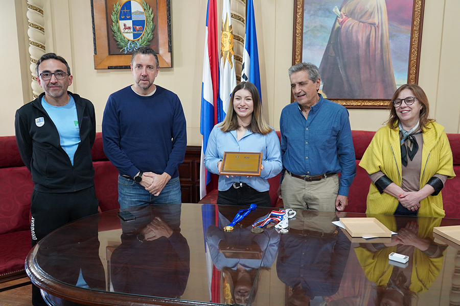Martina Rivas junto al Intendente y autoridades