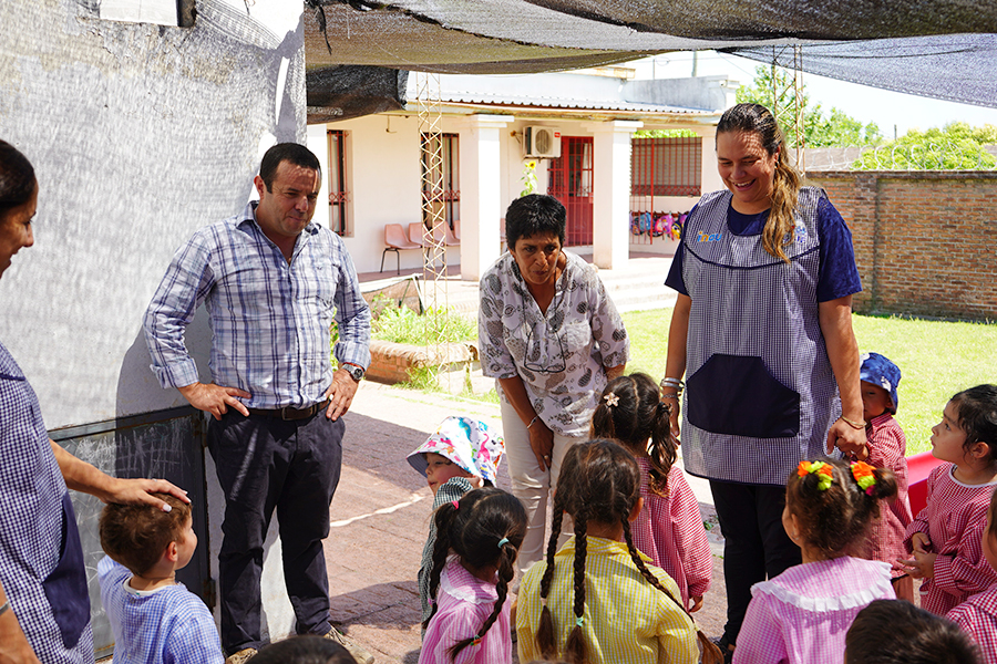 Autoridades en CAIF junto a niños