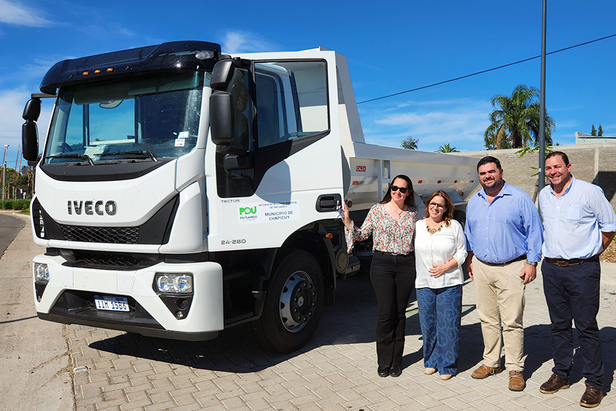 Intendente entregando camion