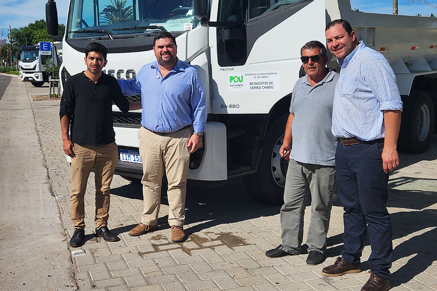 Intendente entregando camion