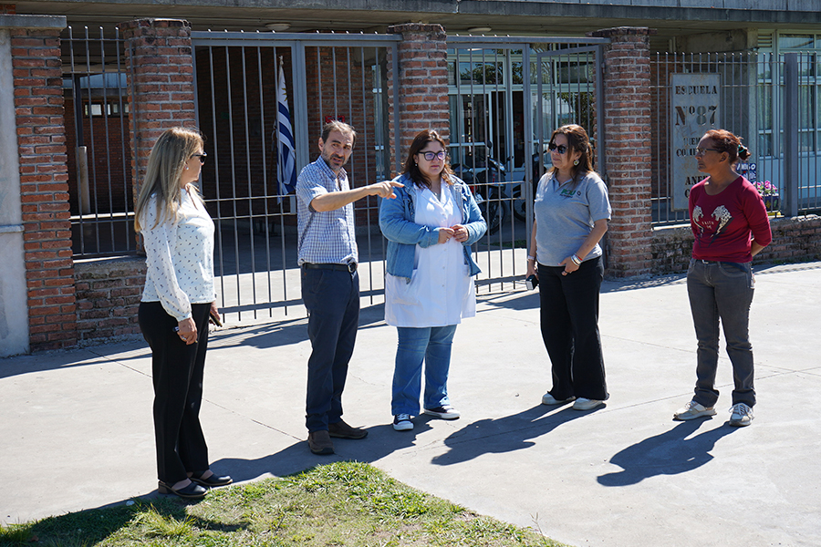 Director de Tránsito junto a integrantes de la escuela