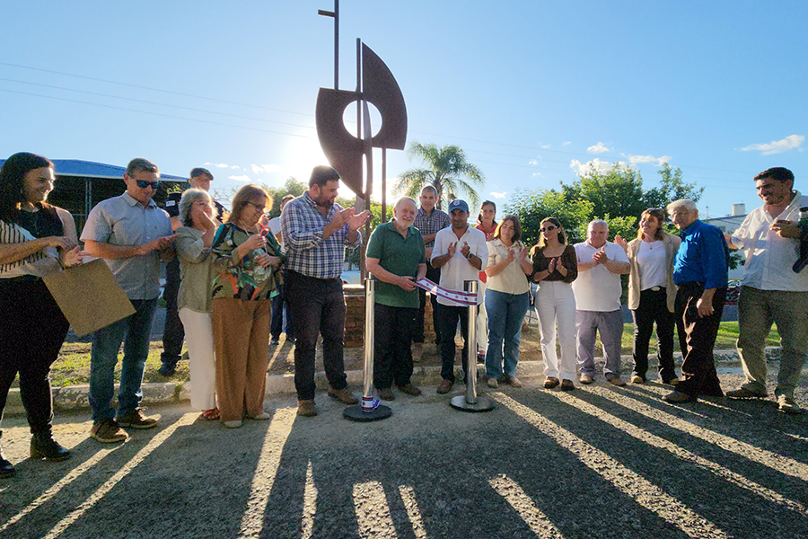 Intendente junto a artista y vecinos inaugurando la estructura