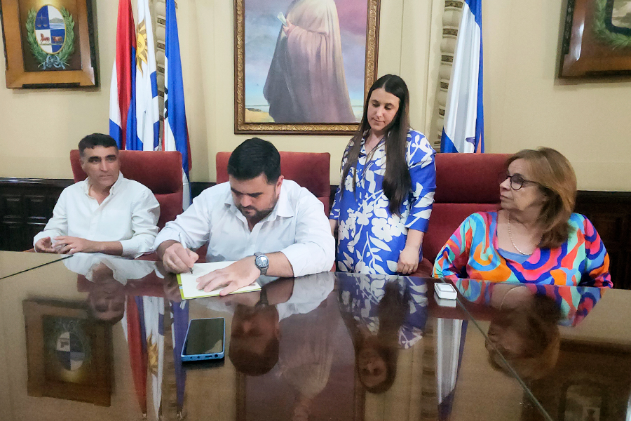 Intendente firmando acuerdo