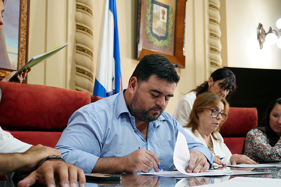 Intendente firma el convenio