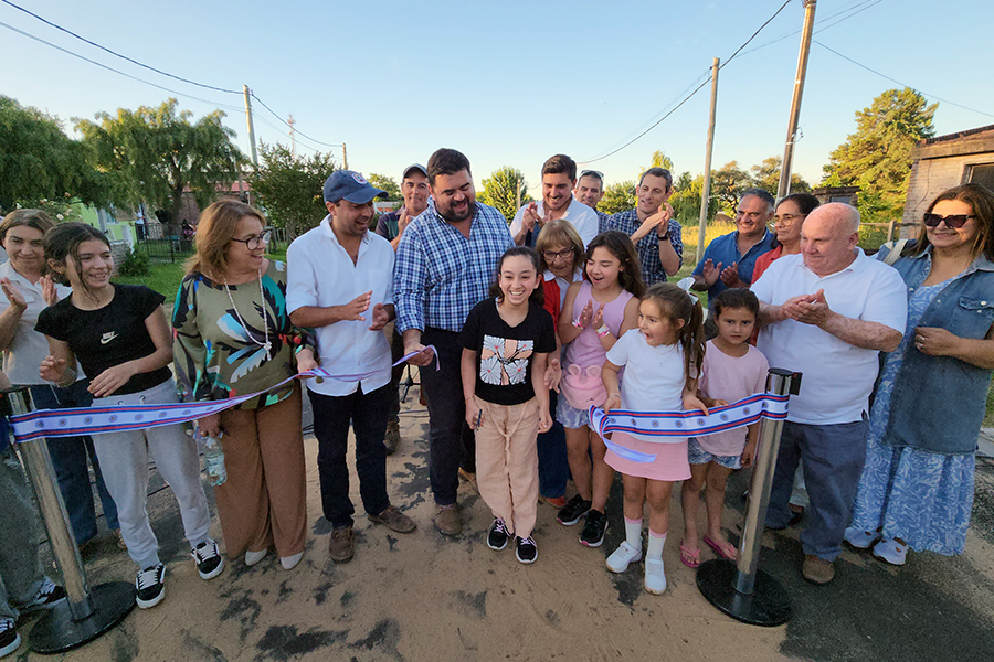 Intendente corta cinta junto a niña y vecinos
