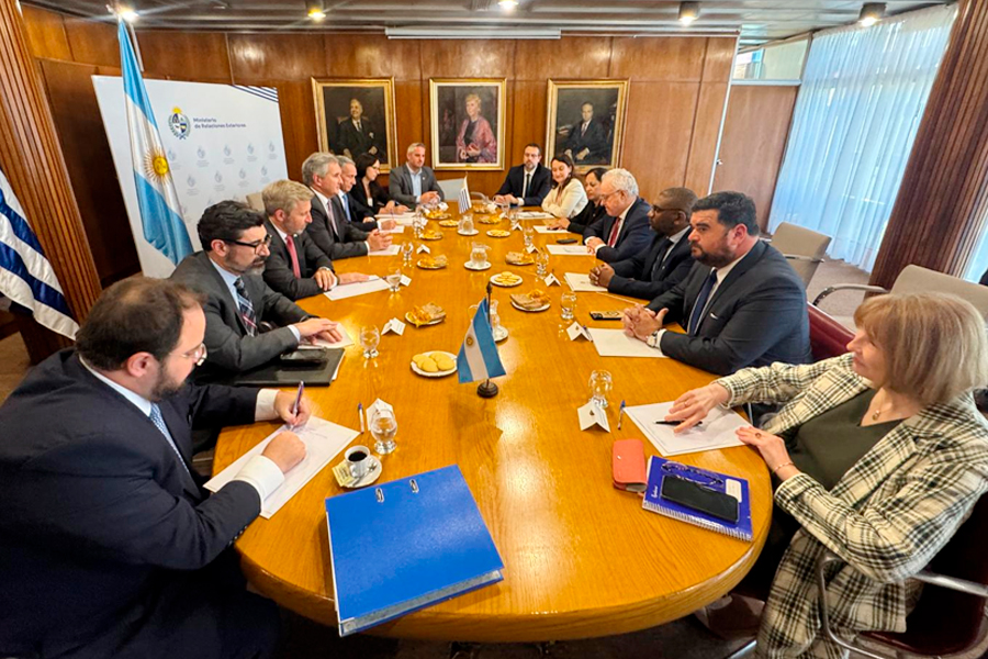 Intendente en plena reunión