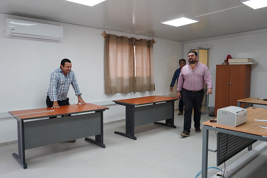Intendente recorriendo las instalaciones