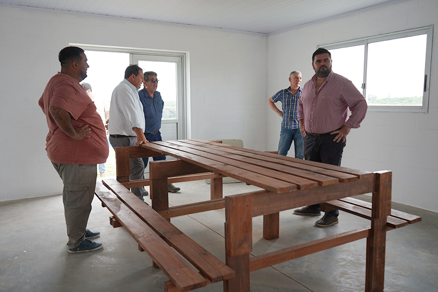Intendente recorriendo las instalaciones