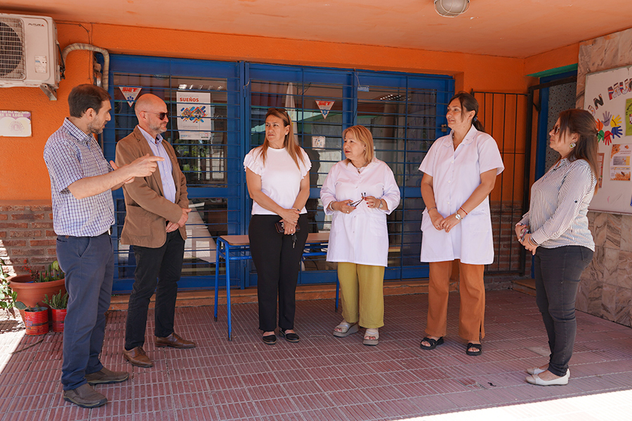 Director de transito junto a integrantes de la escuela