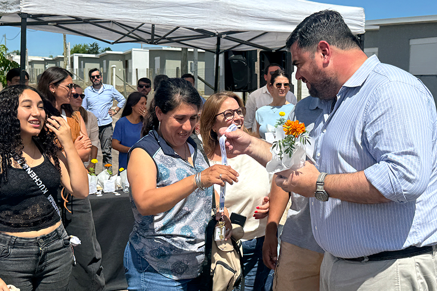 Intendente entregando llave a vecina