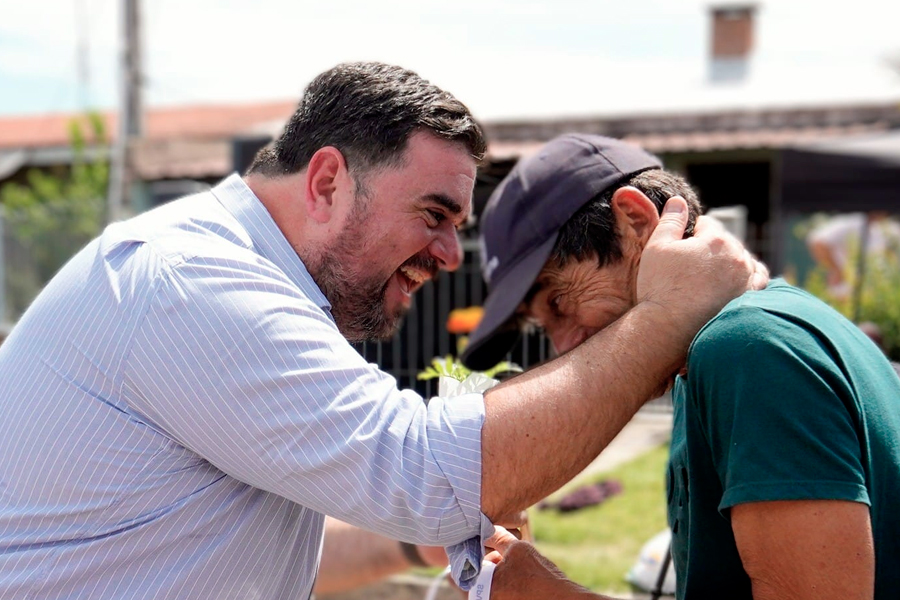 Intendente entregando llave a vecino