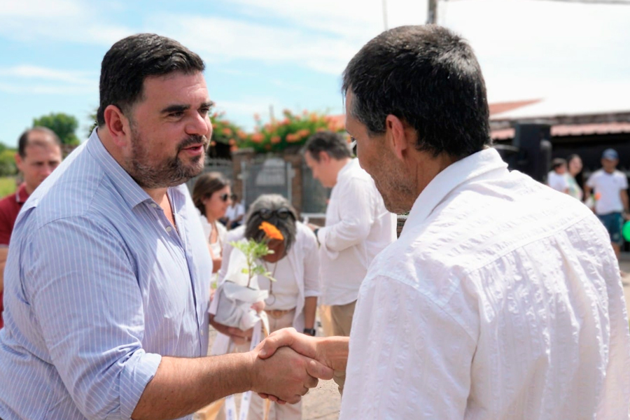 Intendente entregando llave a vecino