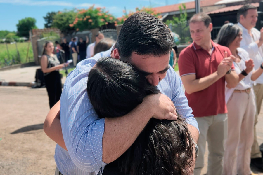 Intendente entregando llave a vecina