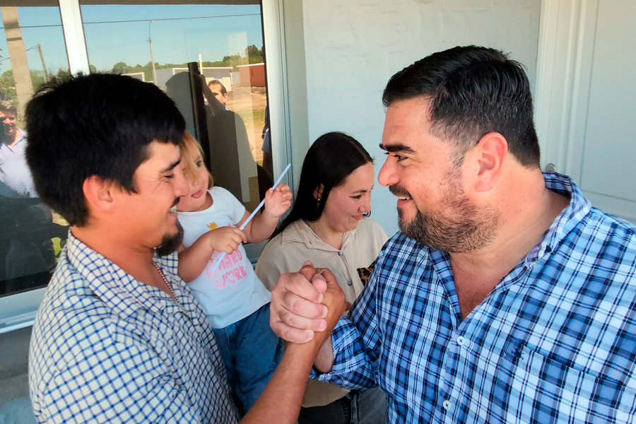 Intendente visita casa de familia