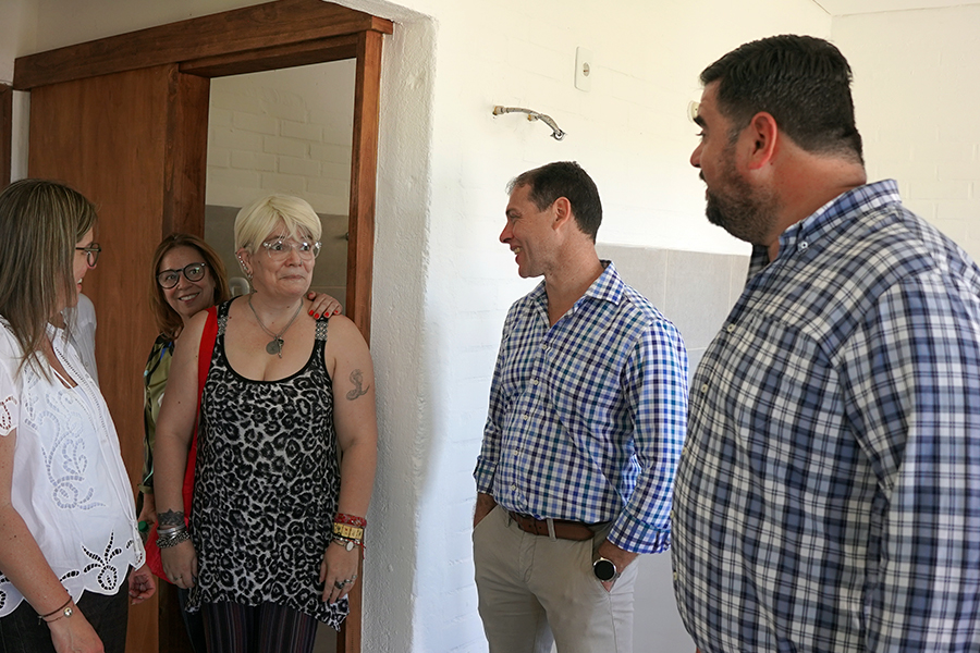 Intendente visitando casa de una de las vecinas