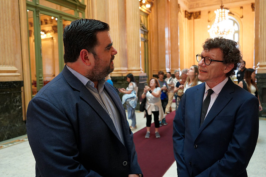Intendente junto a autoridad del Teatro