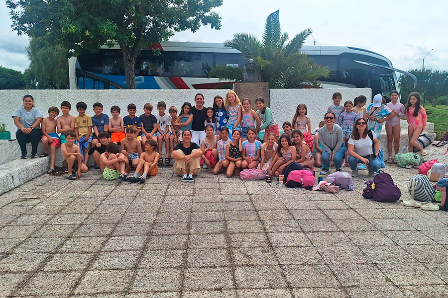 Niños junto a profesores en Termas