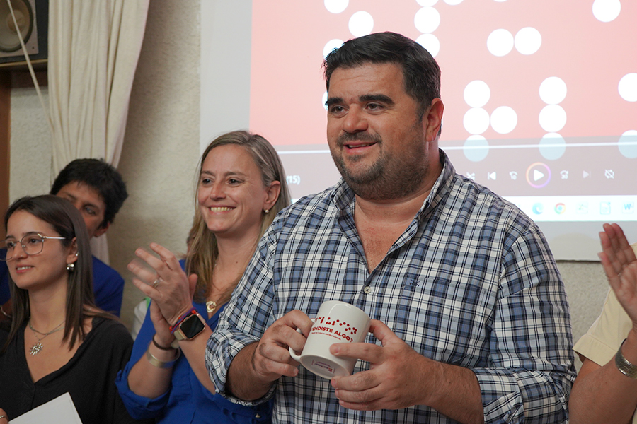 Intendente junto a integrantes del colectivo