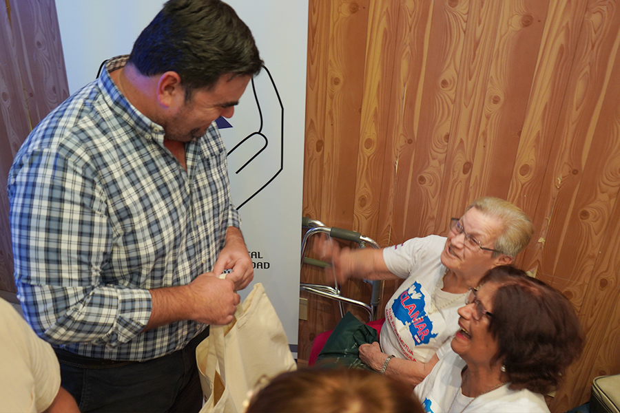 Intendente junto a integrantes del colectivo