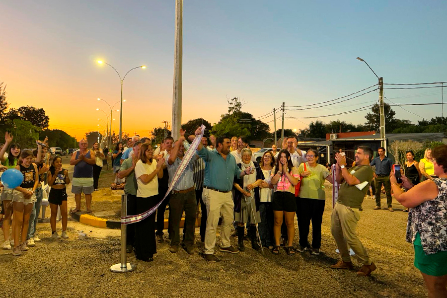 Corte de cinta Intendente junto a vecinos del barrio