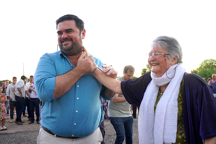 Intendente saludando a vecina
