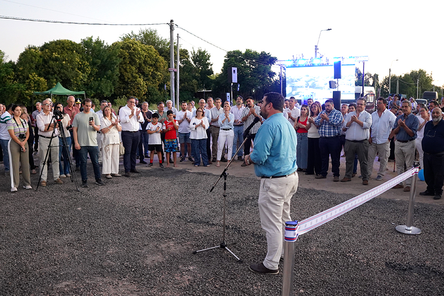 Intendente hablando al público