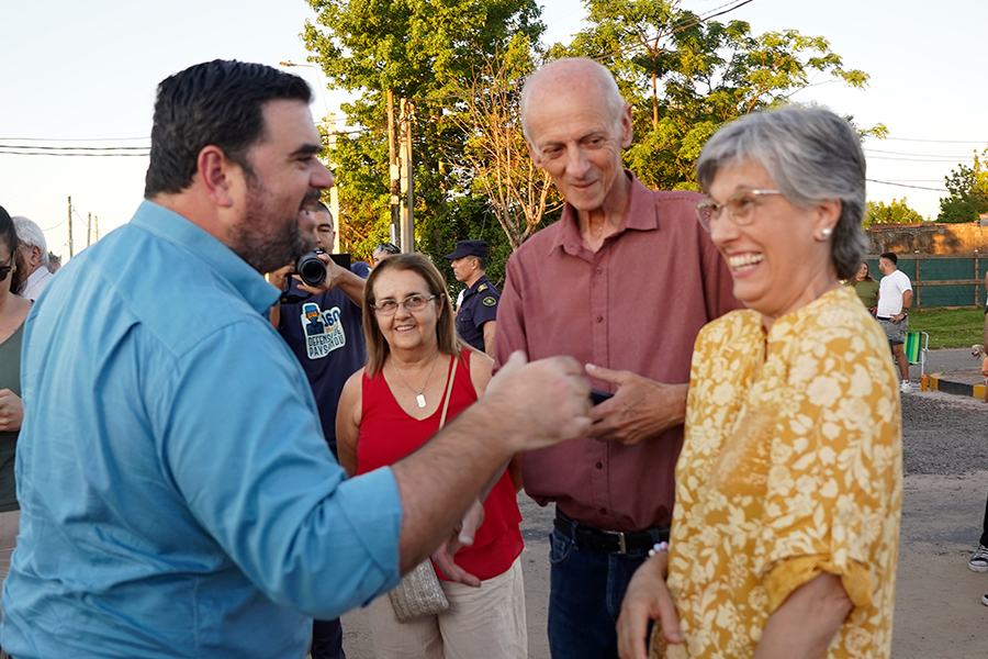 Intendente saludando a vecinos