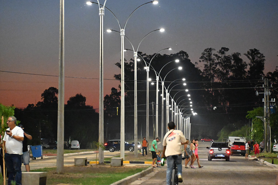 Avenida con luces encendidas