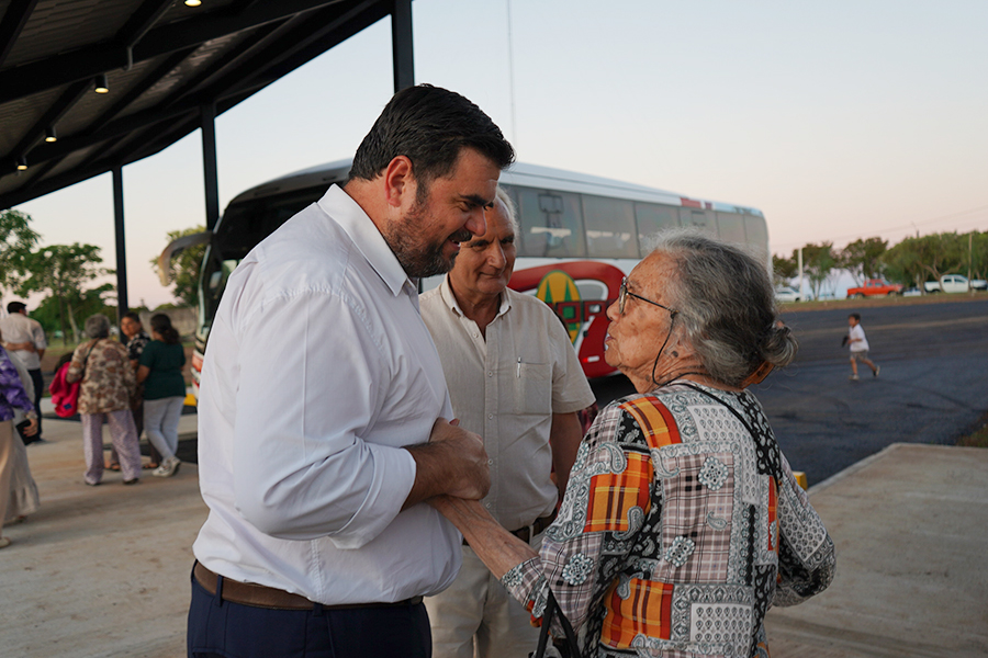 Intendente saludando a vecinos