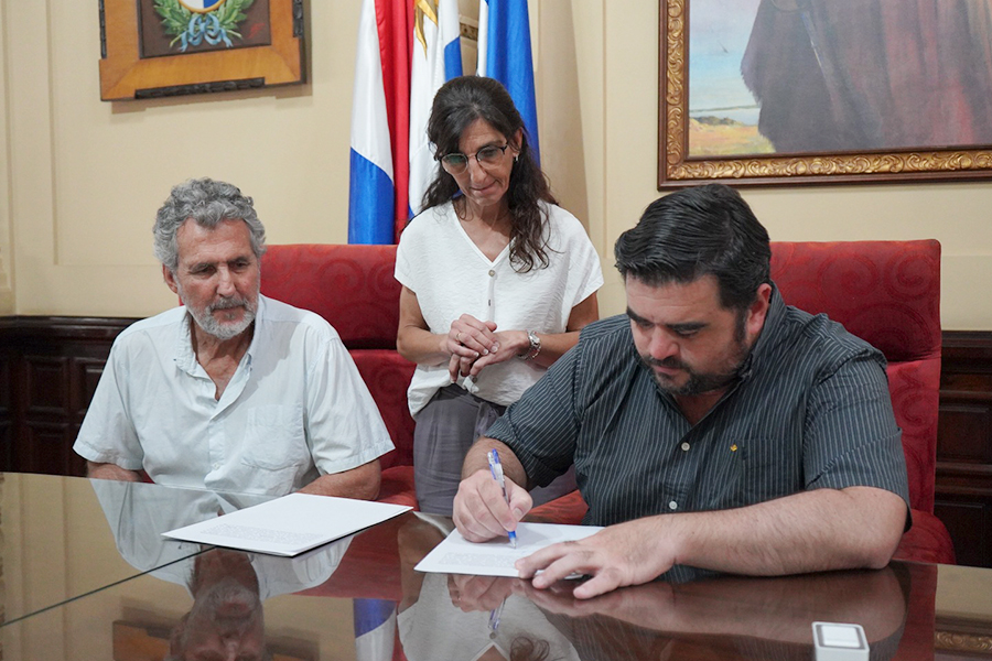 Intendente firmando convenio junto al presidente de la Liga de Básquetbol