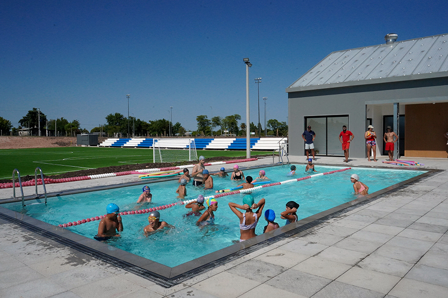 Chicos en piscina