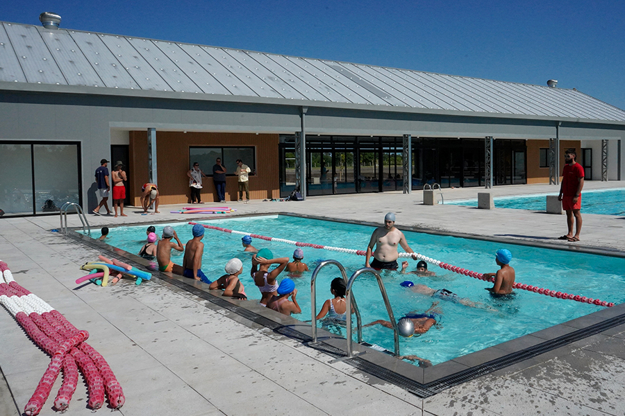 Recreativa chicos en piscina