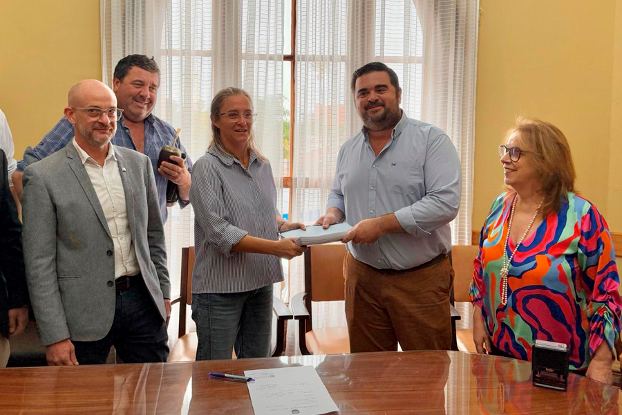 Intendente entregando el Presupuesto Quinquenal en la Junta