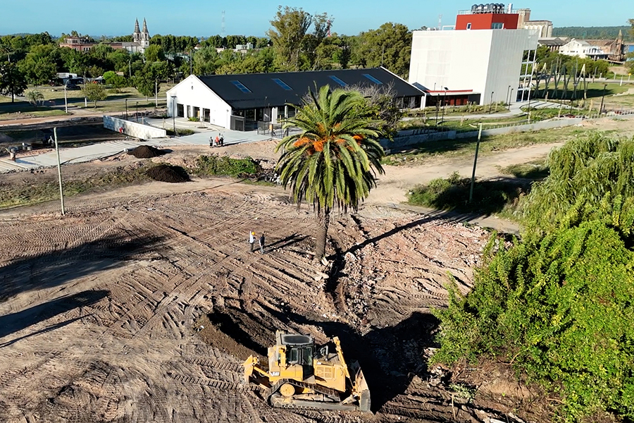 Vista aérea de la demolición junto a la Residencia Universitaria