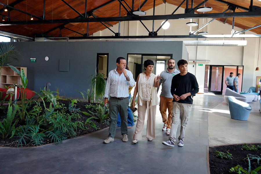 Estudiante recorriendo las nuevas instalaciones de la Residencia