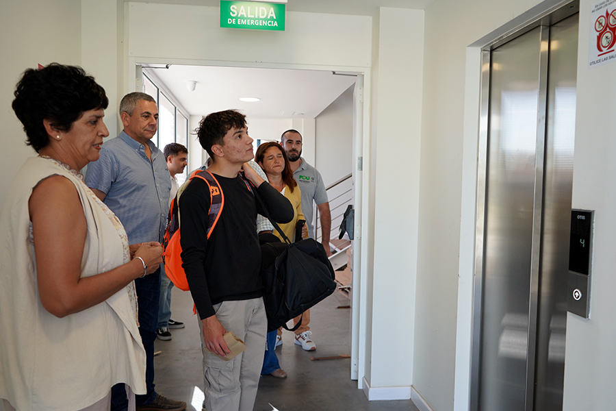 Estudiante recorriendo la Residencia