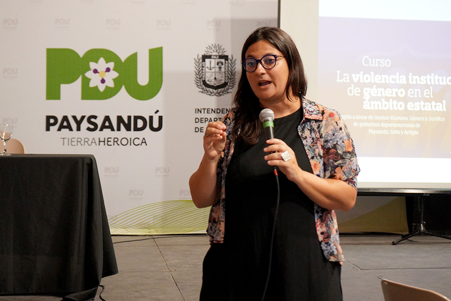 Rossana Medina hablando al público